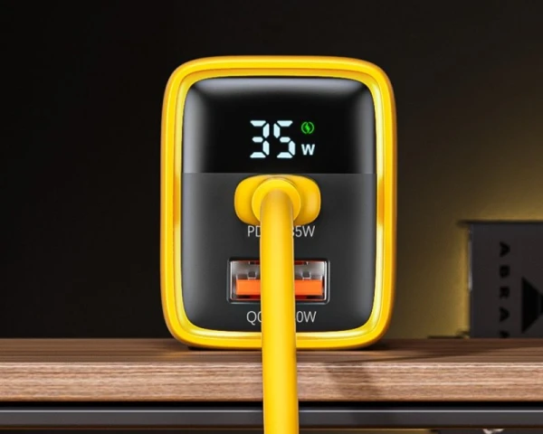 WEKOME WP-U25 Super brzi Strujni GaN Punjač, 2-porta USB (3.0 i 3.1 Tip-C) 35W, sa displejom, žuti 